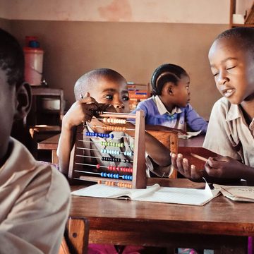 Tansania: Grundschul- Kindern helfen