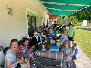 Fussballeltern_hinterm_Haus.jpg