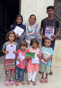 Verteilen_von_Schuluniformen_an_Schulkinder__Shabaas_Frau_Naseem_verteilt_.jpg